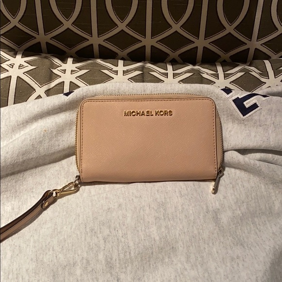 Michael Kors Handbags - Michael Kors wristlet